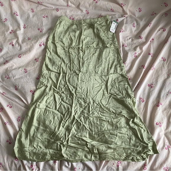 green satin midi skirt - Picture 1 of 1